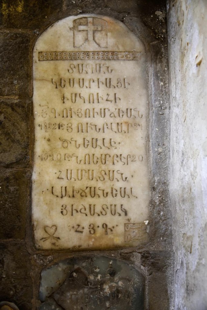 Armenische Inschrift bei der Kirche